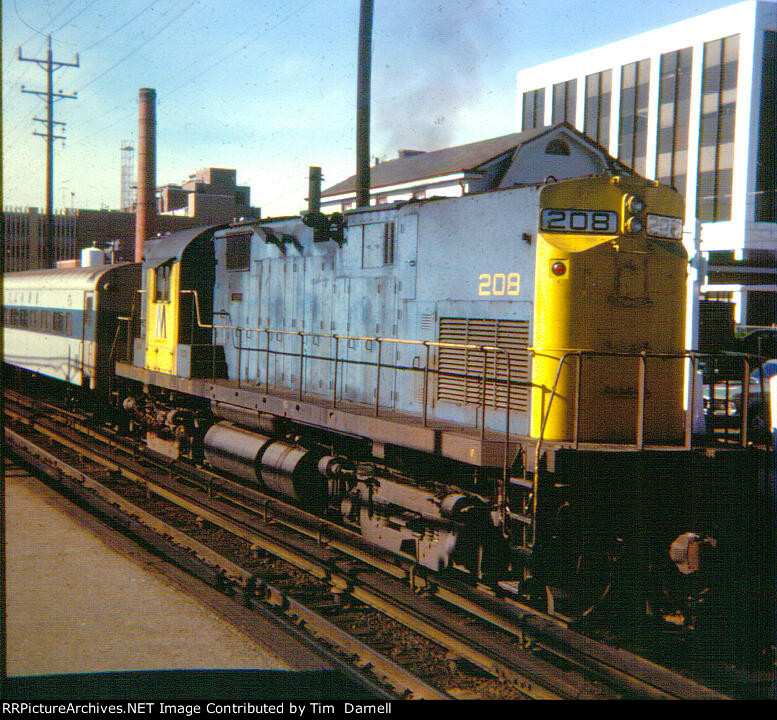 LI 208 pushing on WB train.